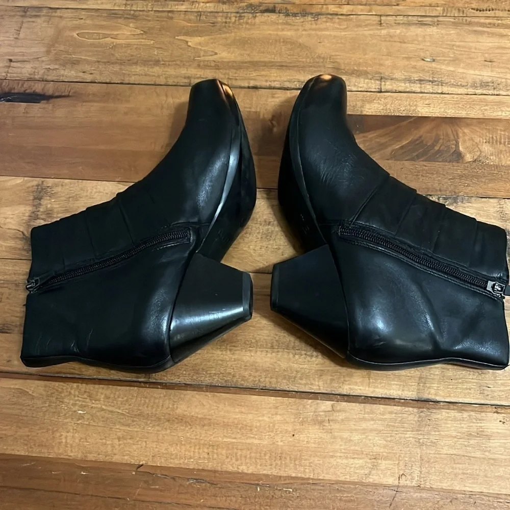 Dansko Baker Heeled Button Ankle Bootie 41 Black Leather Zip Buttons